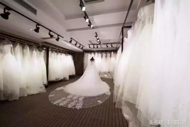 临沂这家店订购婚纱礼就赠送婚礼跟妆！还有定制充电宝赠送哦