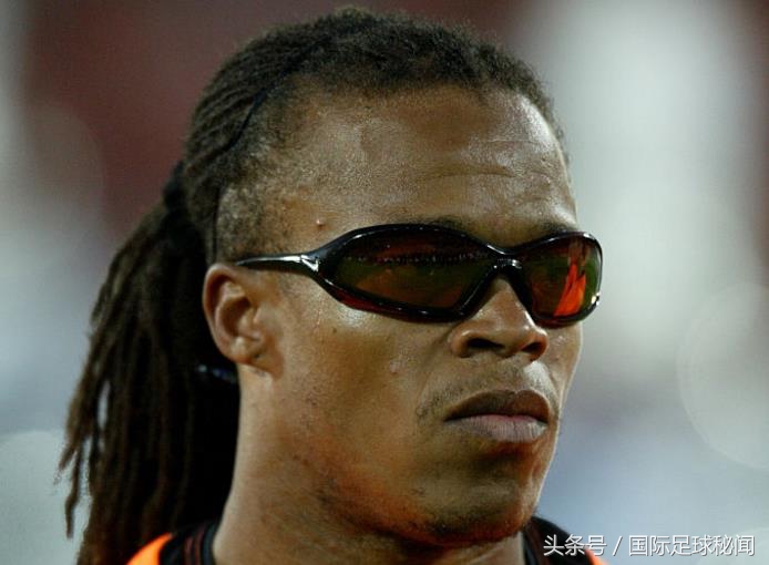 那些踢球开外挂的人,自带外挂的足球