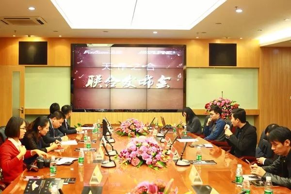 飞歌和阿尔派车机选哪个,十万元的汽车音响