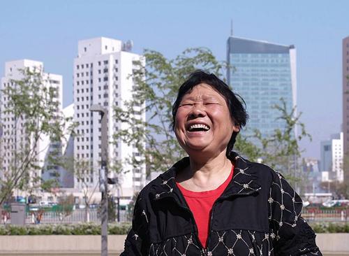 一岁半的宝宝摔下床摔到头了,一岁宝宝掉下床额头摔了个大包