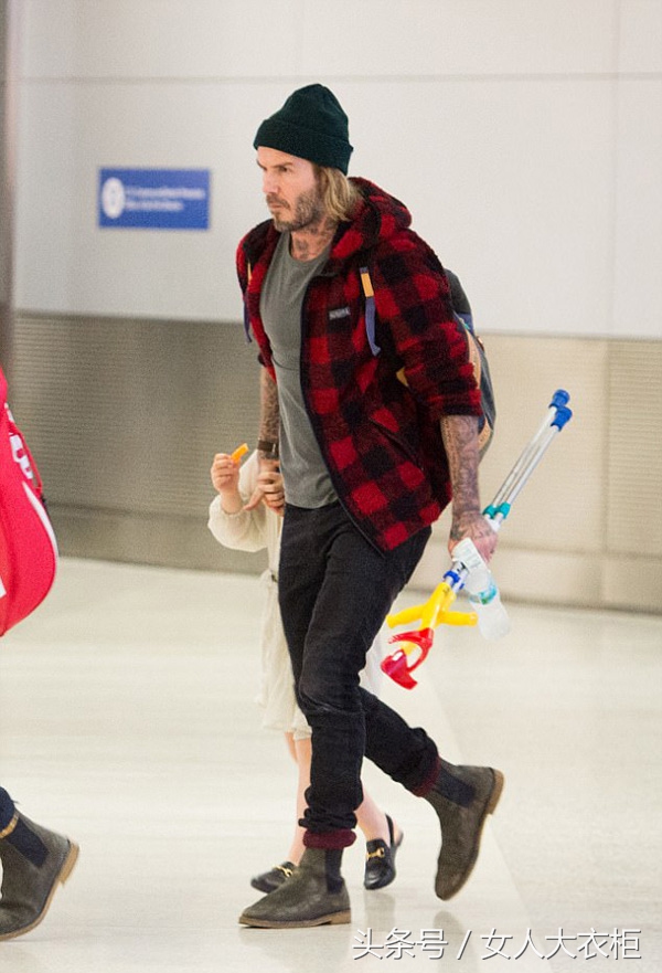 贝克汉姆和维多利亚出街,机场保安护送明星