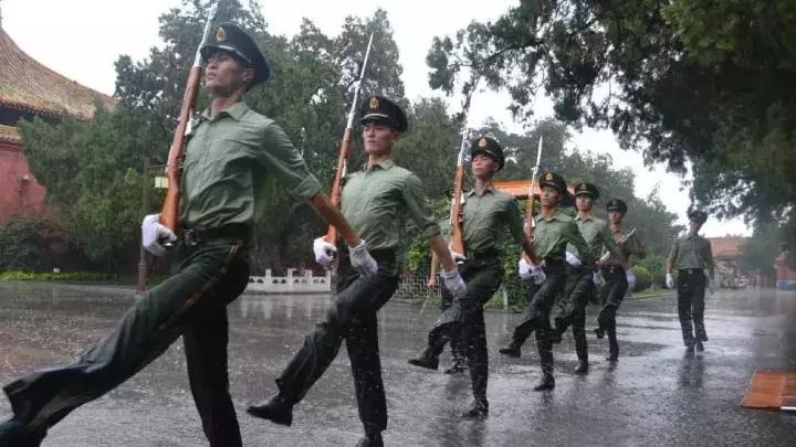 国旗护卫队队员最后一次升旗,国旗护卫队44年老兵最后一次升旗