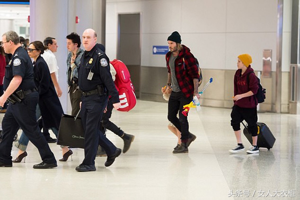机场保安护送维多利亚·贝克汉姆一家人,贝小七Gucci皮鞋引潮流