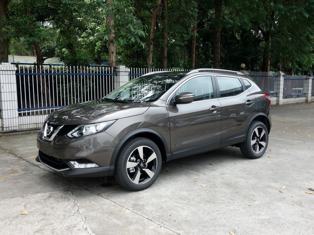 2022逍客豪华版两驱还是四驱的,2023款经典逍客四轮是独立悬挂吗