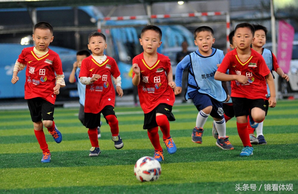 2017镜看体娱与佛山体育的50瞬间｜与巴萨球员偶遇与草根球星并肩