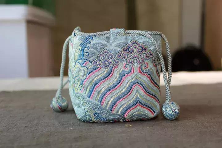 茶叶圈里有很多品茗杯袋,但是用云锦工艺做的不多!