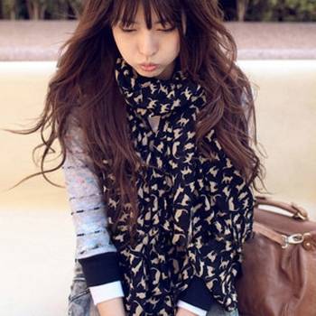 春季黑色毛衣连衣裙搭配丝巾,春季丝巾与衣服的搭配