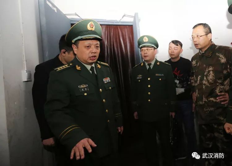 郑西副总队长带队开展跨年夜夜查行动并看望慰问基层官兵