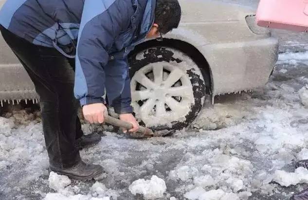 大雪后的爱车,大雪后如何清除车上的雪