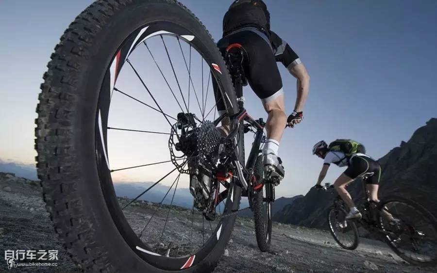 汽车轮胎安装胎纹方向是一致的吗,轮胎胎纹间距不一样有影响吗