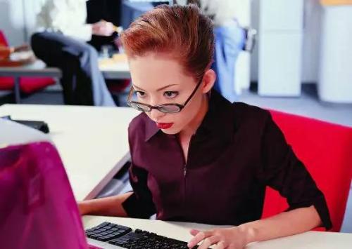 看电脑正确姿势不伤颈椎,看电脑屏幕的正确姿势