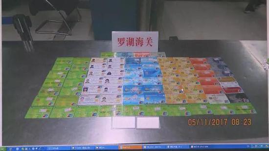 男子携带大量银行卡被警察抓,带70多张银行卡出境被拘留