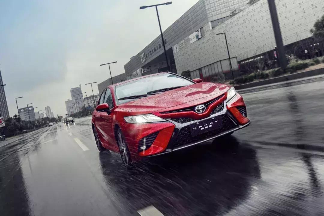 中庸的才是大众的，巨变的第八代凯美瑞，变化这么大你接受吗？