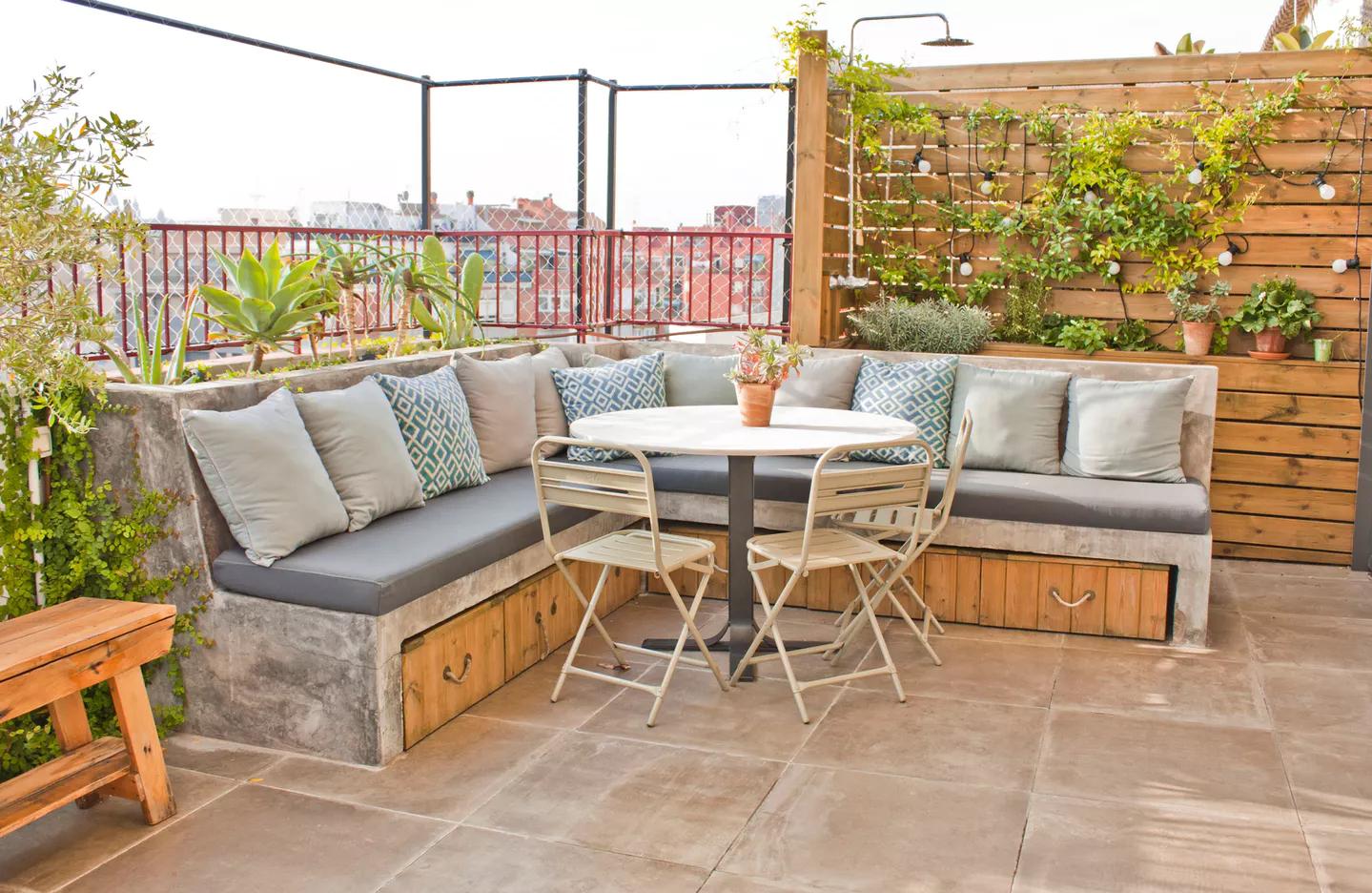 11层顶楼带阁楼露台,顶层带阁楼露台和底层带院子