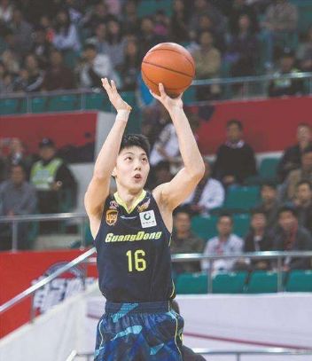 6岁爱上篮球19岁征战CBA第八位*疆新**籍国手的追梦之旅