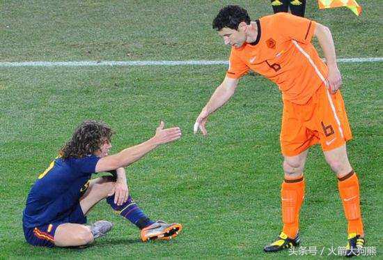 足球比赛上的绿牌,足球场上的绿牌是什么