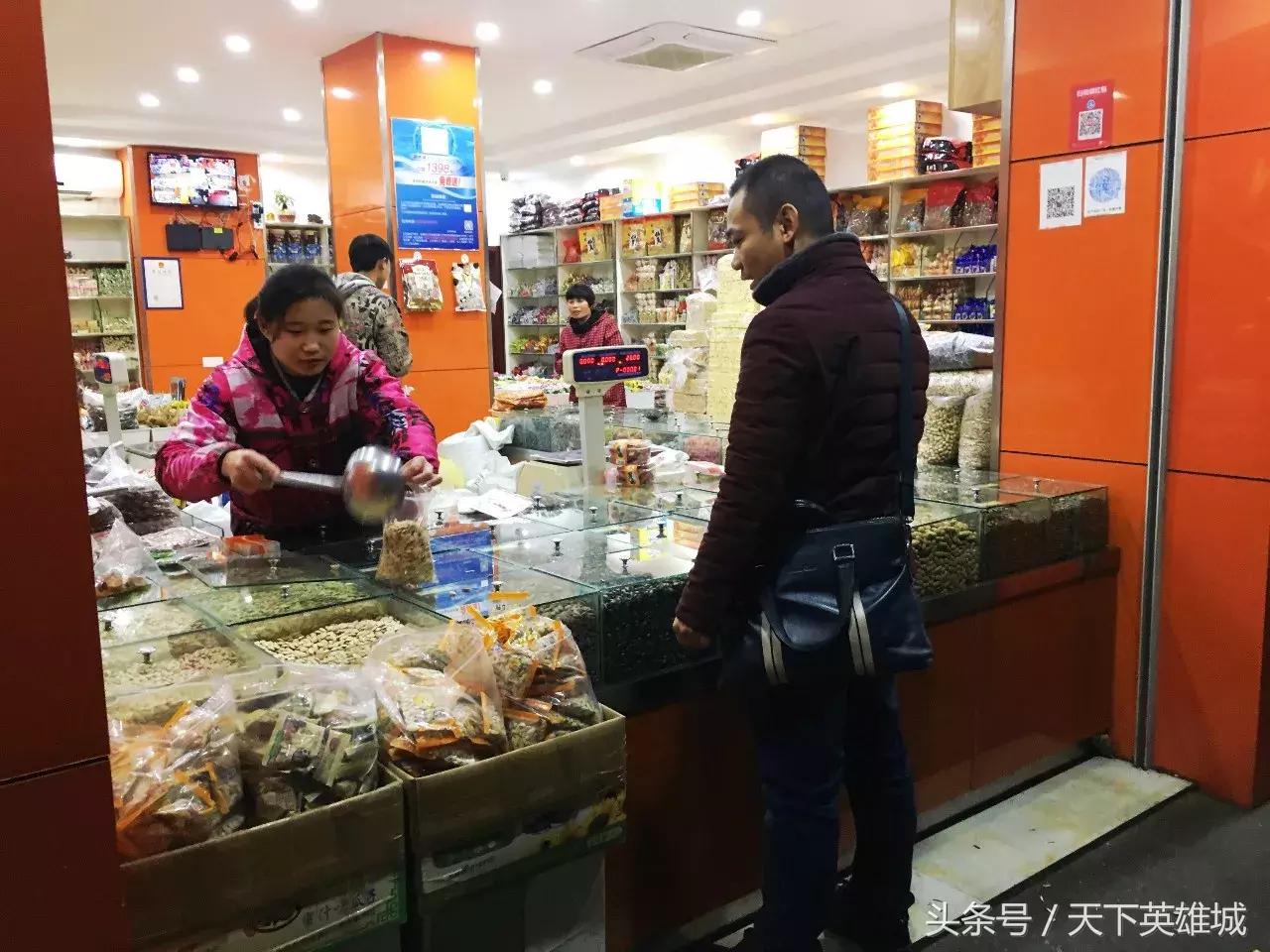 短短一条三百米的街，竟让人从白天走到黑夜……