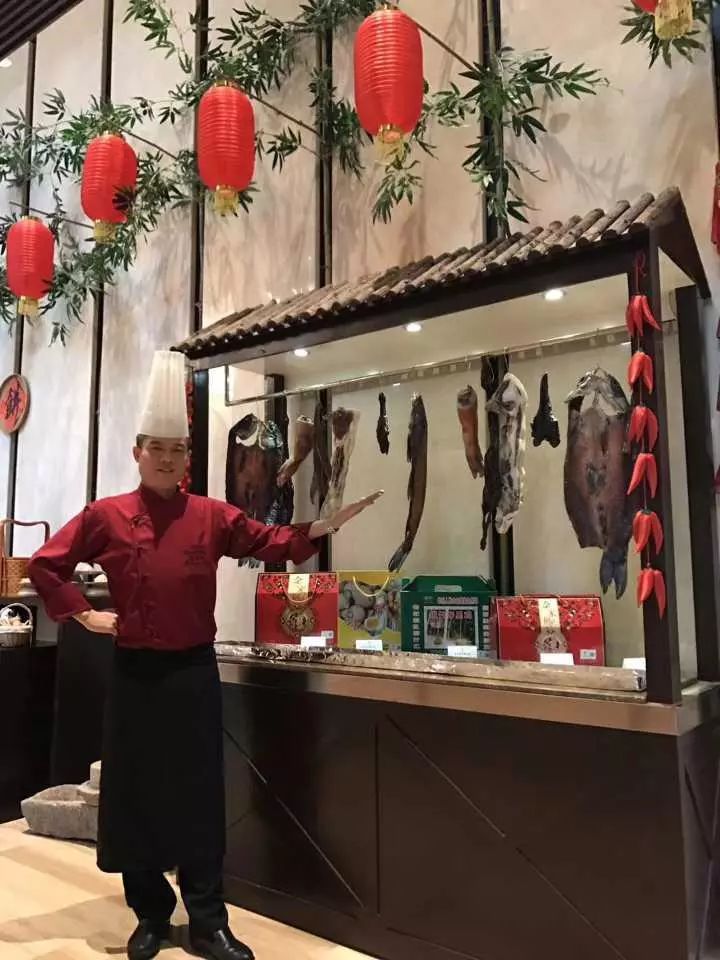 惊了！大胃美少女在建国北路的罗森吃掉一根Dior变色唇膏！