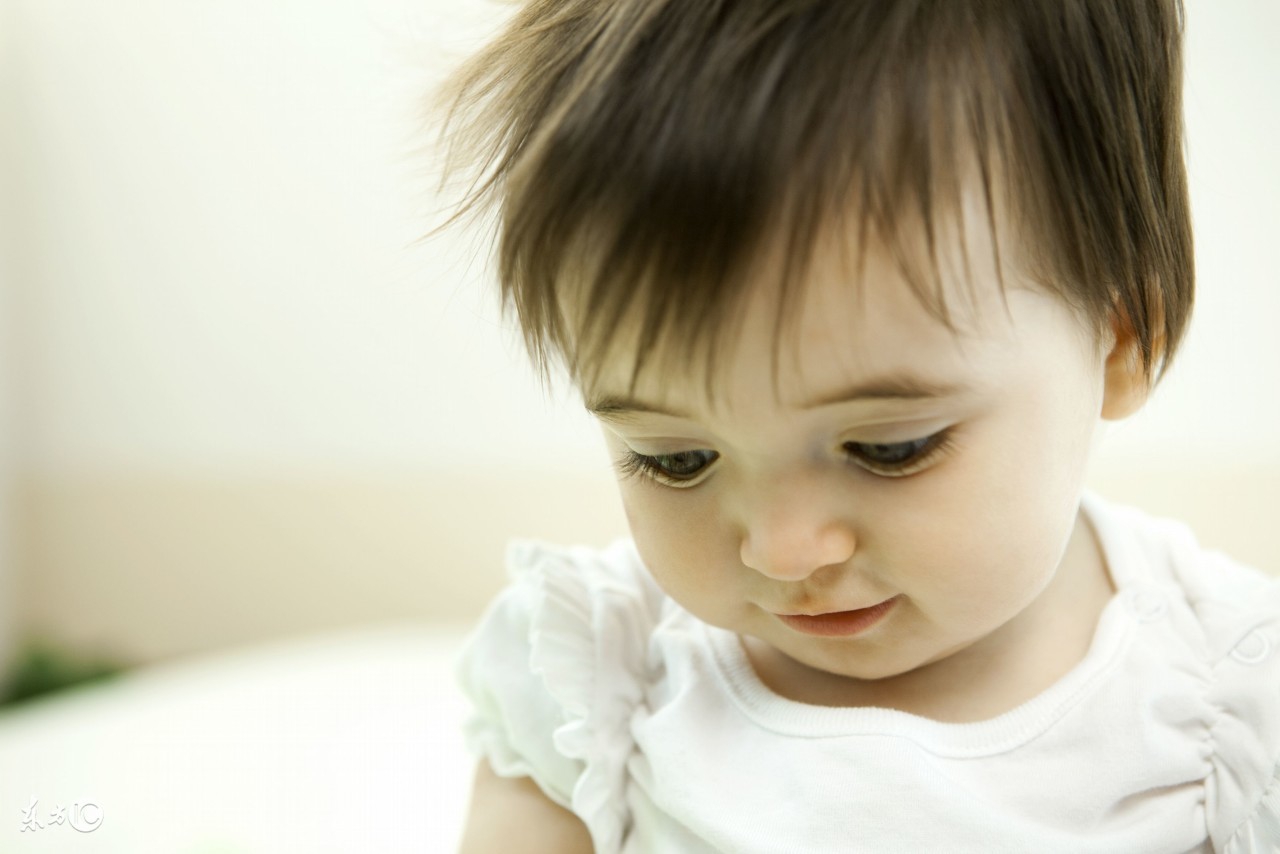 婴儿出生头大什么原因,新生儿出生被产道挤压头部有肿块