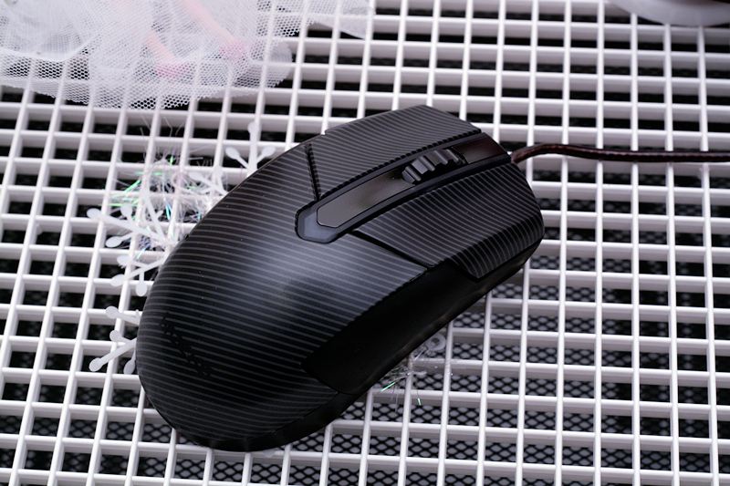 如果说樱桃是买盒子送键盘,那I-ROCKS锆Zr-60算是买盒子送鼠标了