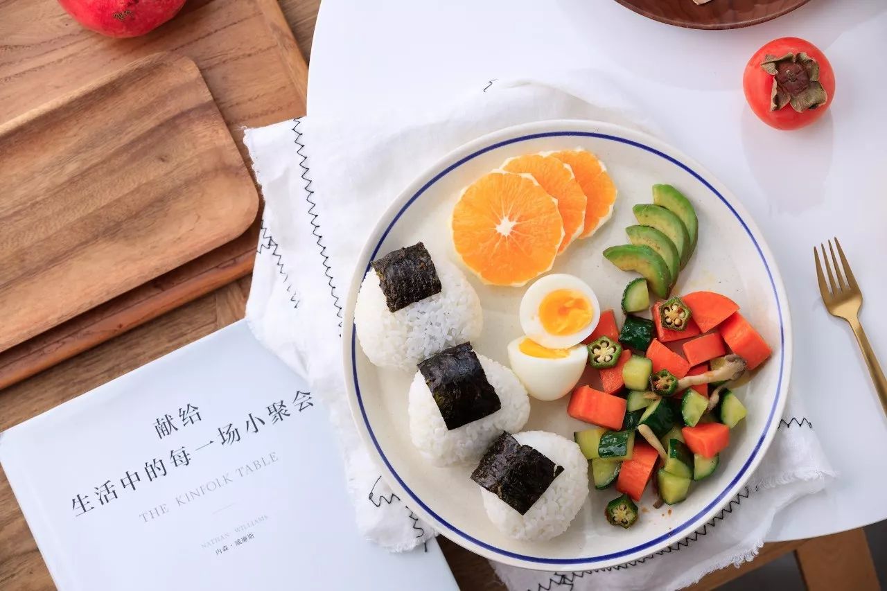 惊了！大胃美少女在建国北路的罗森吃掉一根Dior变色唇膏！