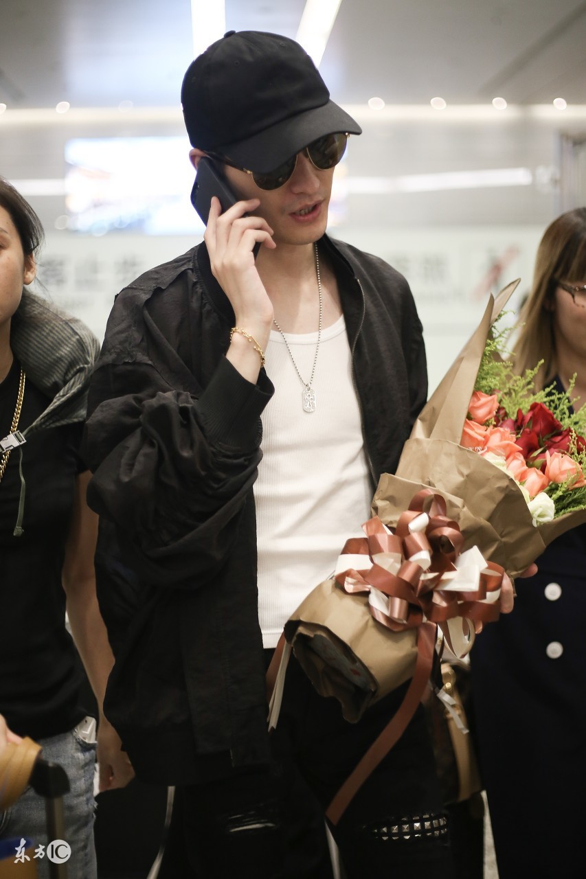 张翰不带助理,主动帮陌生人提箱子,不听导游劝阻,脾气还挺倔