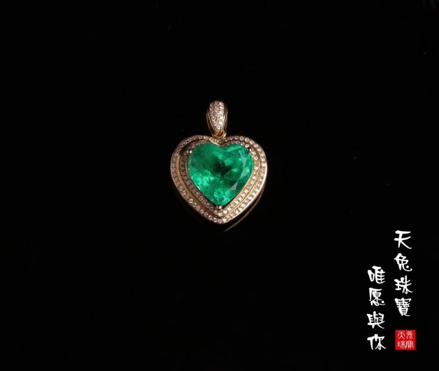 女人戴什么样式的黄金吊坠寓意好,项链吊坠款式是花形代表什么寓意