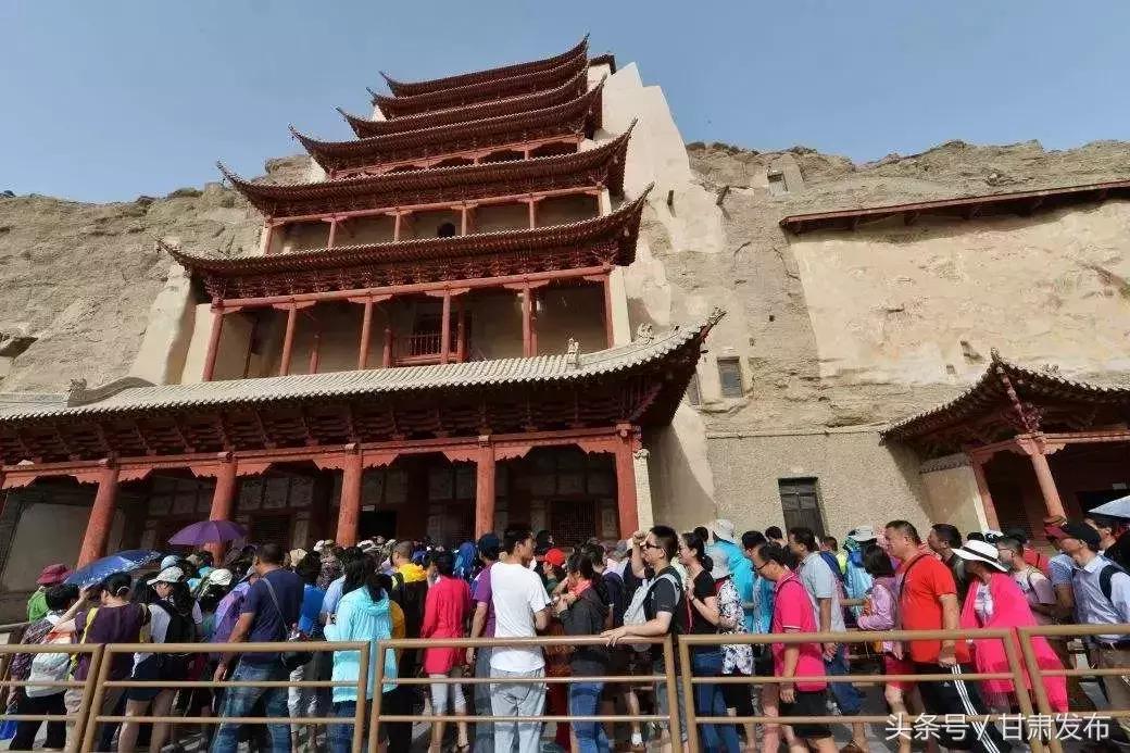 莫高窟人的青春《芳华》，只为守护1700年敦煌，靠这项技术让敦煌永远年轻