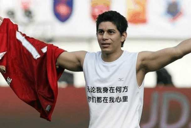 球星卡卡的内衣广告,球员球衣里面套的衣服是啥