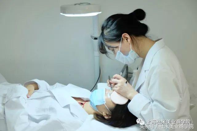 嫁接睫毛后，顾客眼球红肿的原因是什么？