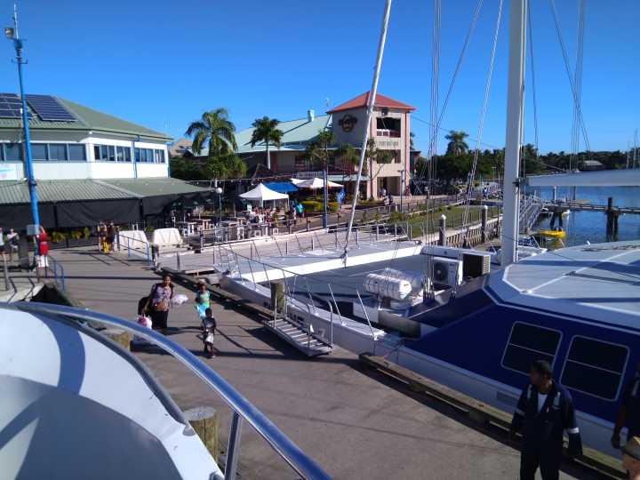 汤加和斐济哪个国家大,斐济国家主产什么