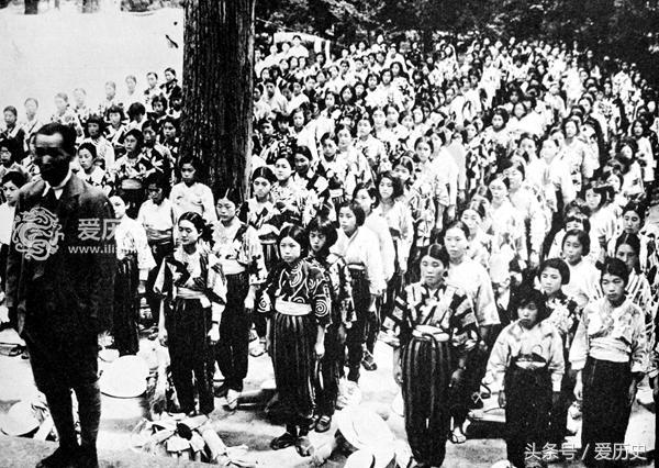 战时狂热的日本女子青年团把青春一心一意献给了侵略