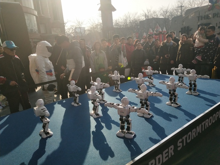 十余个国内外机器人大牌现身天猫无人店空降世贸天阶