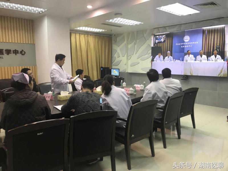 12岁小孩因长相太怪无法入学,尝试整形手术成功,父母热泪盈眶!