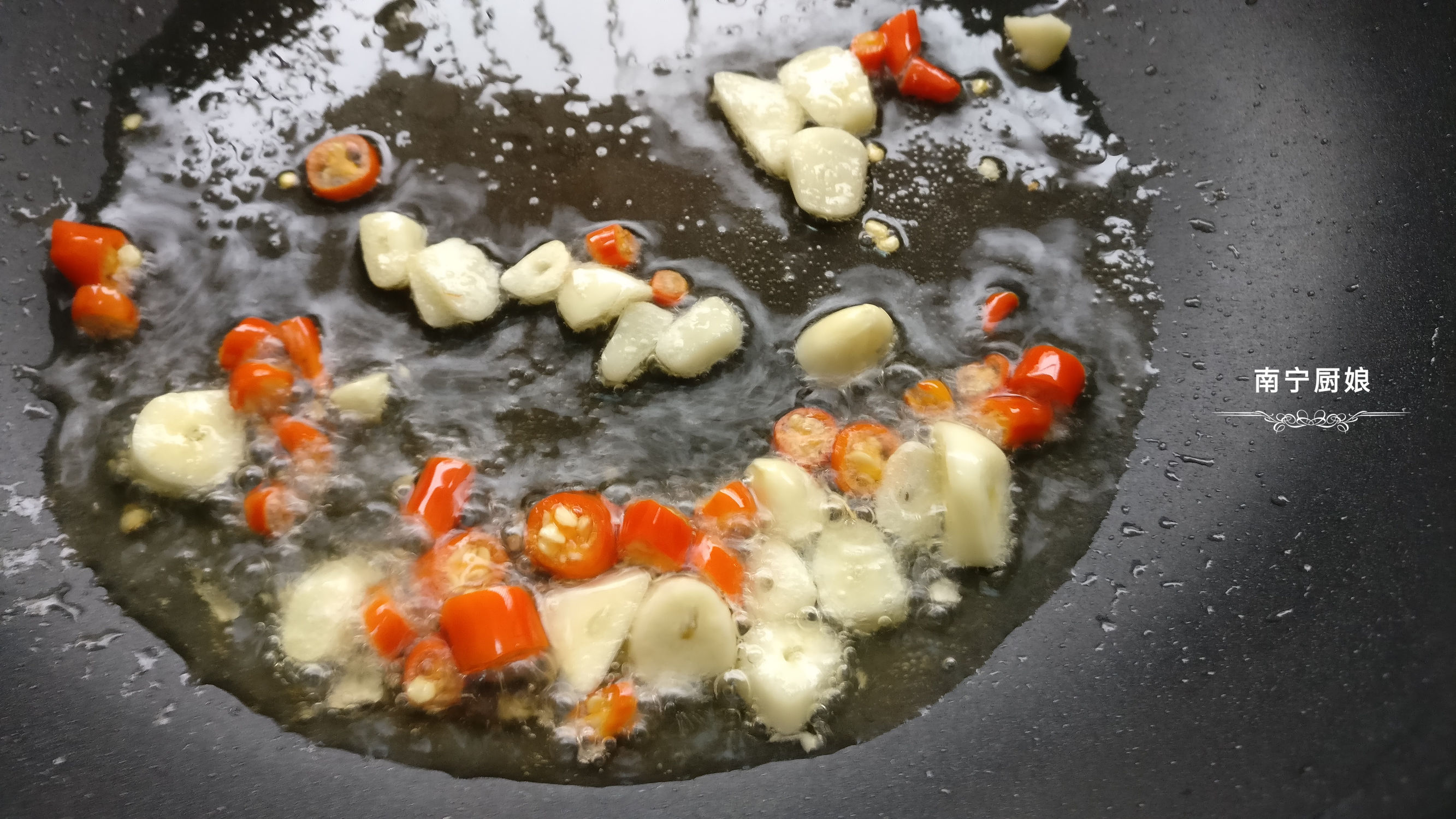 冬天干燥嘴唇容易开裂出血，常吃这蔬菜可有效缓解，好吃还不贵！