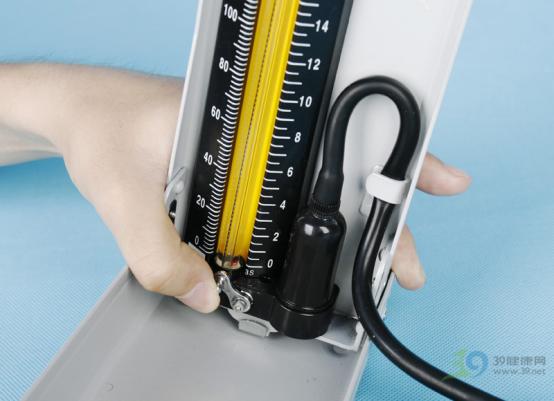 家用简单血压计怎么用视频教程,使用台式血压计时低压以何为准