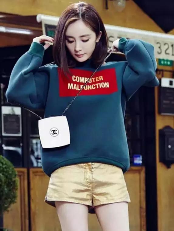 卫衣的七种穿搭马丁靴,时尚穿搭绿色卫衣搭配大码牛仔裤