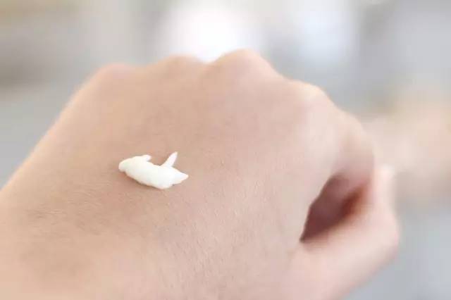 一款效果好而且性价比超高的眼霜,超好用的一款眼霜可以祛眼纹