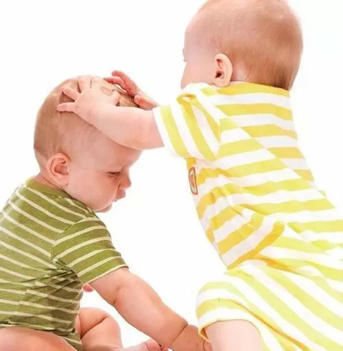 两岁多的孩子老说打人怎么办,两岁的孩子爱打人该怎么处理