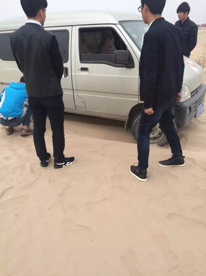 低调参加同学聚会遭嘲笑下集,低调参加同学聚会被瞧不起