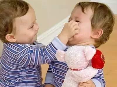 两岁孩子经常打人怎么办,两岁宝宝老打人怎么教育