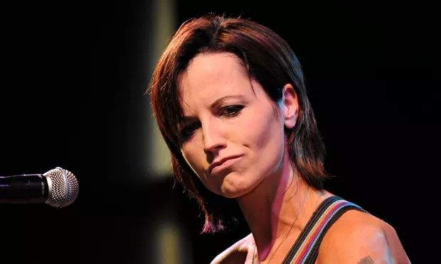 小红莓乐队主唱去世经典曲目回顾,小红莓去世的主唱