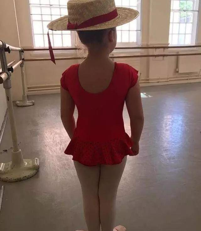 小七萌出新高度！6岁的小胖妞读童话故事，骑马撒欢讨人喜欢