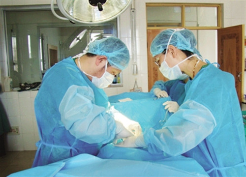 孕妇顺产被丈夫强行制止,顺产时难产把手伸肚子里