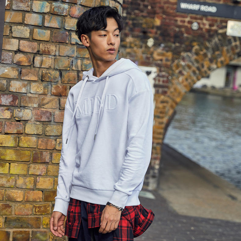 皮肤黑的男生怎么显白,皮肤黑的男生怎么护肤