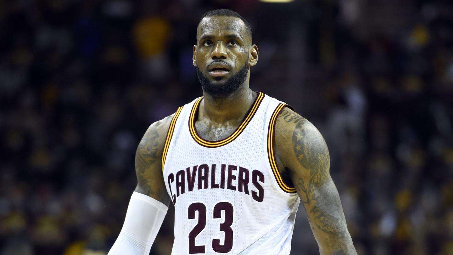 詹皇时隔796天重返骑士表现如何,美媒预测本赛季詹姆斯无缘全明星