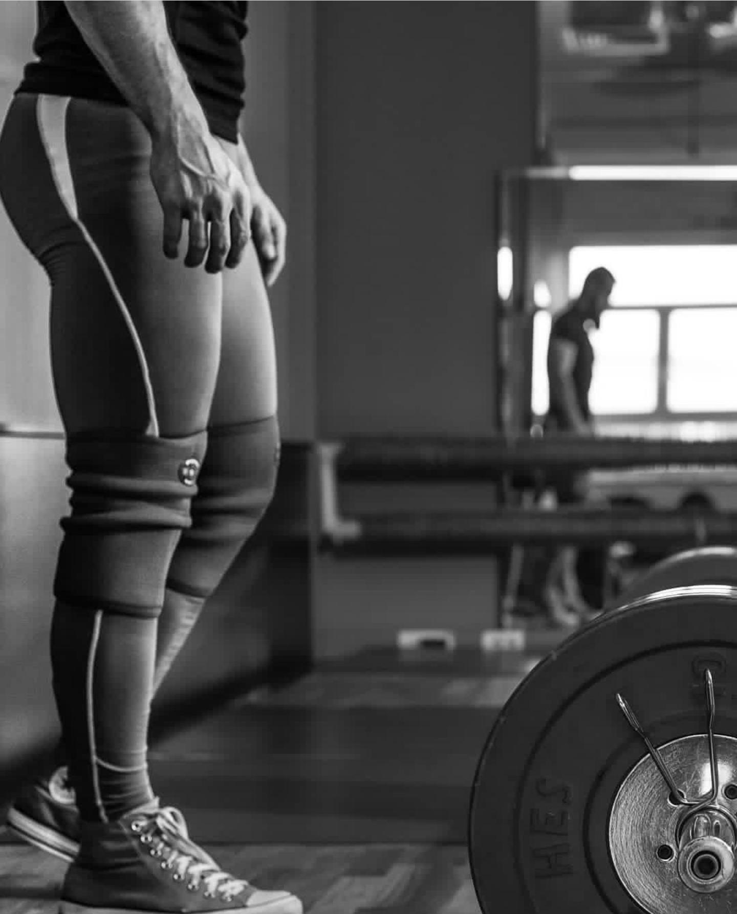 每天练习深蹲伤膝盖吗,每天练深蹲膝盖疼