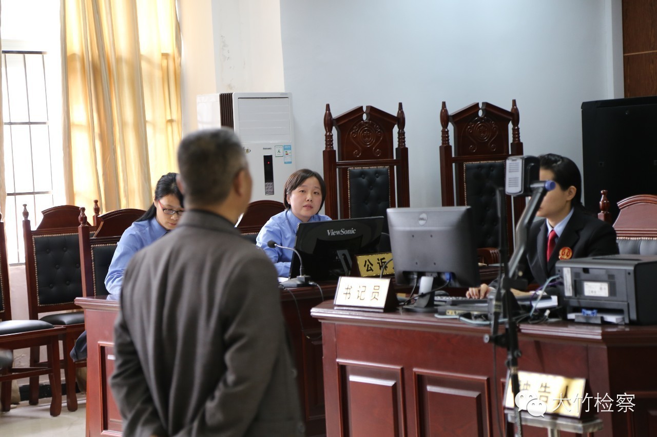 第35期图说：检察官“男神”----足球场上的英姿