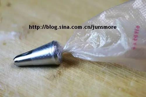 裱花袋怎么弄奶油不会漏,烘焙蛋糕奶油怎样练习裱花