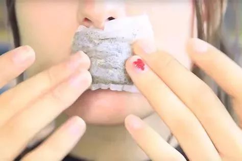 嘴唇一直干裂脱皮使嘴唇变丑,冬季嘴唇开裂最快的解决方法